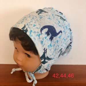 Pamut megkötős, fülvédős baba sapka - Zöld/kék dínó (42-44 cm fejkörfogat)